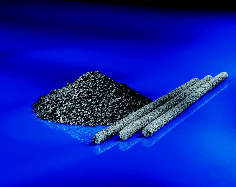 Ein Kunststoff-Metall-Hybrid als Granulat oder Strang. Im nächsten Schritt lässt sich das leitfähige Material erneut plastifizieren (weichmachen) und als Leiterbahn auftragen.