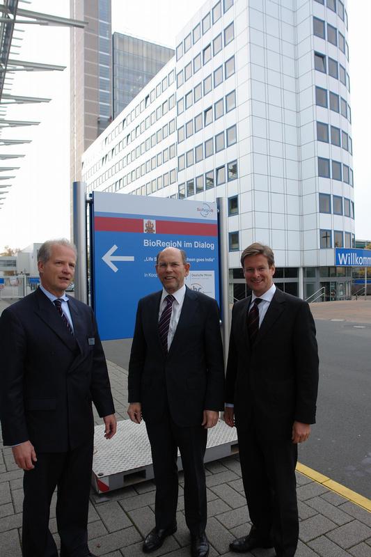 Niedersachsens Wirtschaftsminister Walter Hirche (mitte) mit Dr. Albrecht Läufer, BioRegioN (li.) und Stephan Kühne, Deutsche Messe AG (re.)
