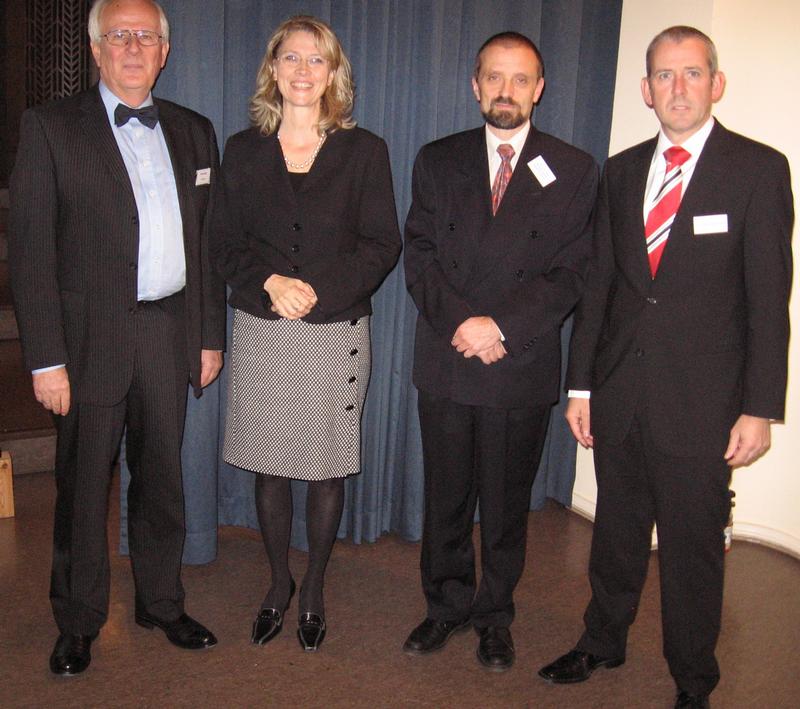Freude über den Peter-Merten-Preis für "Arriba" (v.l.n.r.): Kuratoriums-Vorsitzender Peter Neitzel, Uni-Vizepräsidentin Professorin Dr. Babette Simon, Preisträger Professor Dr. Norbert Donner-Banzhoff und Laudator Dr. Christian Gerninghaus 