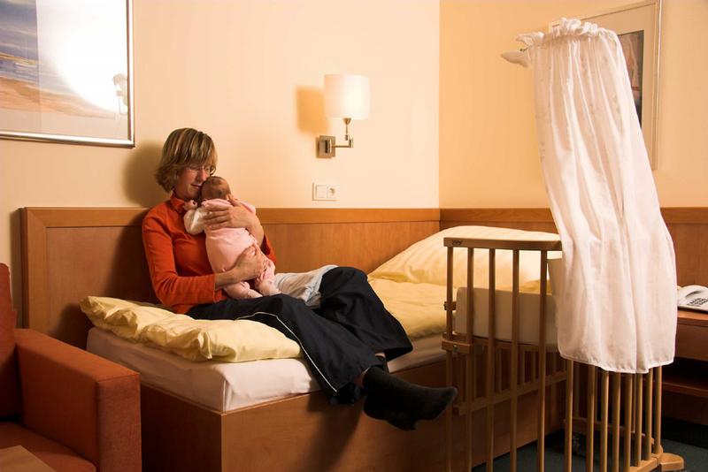 Die Einbettzimmer vermitteln die Atmosphäre eines Hotelzimmers, nicht einer konventionellen Krankenstation. 