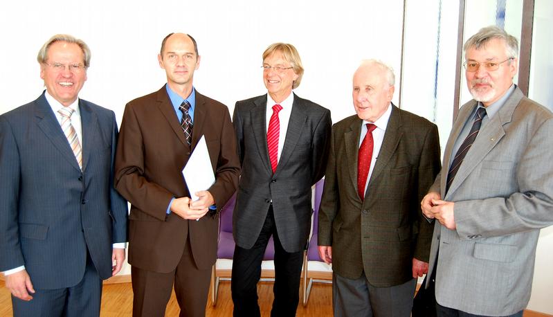 Fototermin nach der Wahl (v. l.): Präsident Professor Ruppert, der neue Vizepräsident Professor Jablonski, Kanzler Dr. Beck, der Vorsitzende des Hochschulrats Professor Dr.-Ing. Dr.-Ing. E.h. Franz Mayinger (München) und Vizepräsident Professor Meyer. 