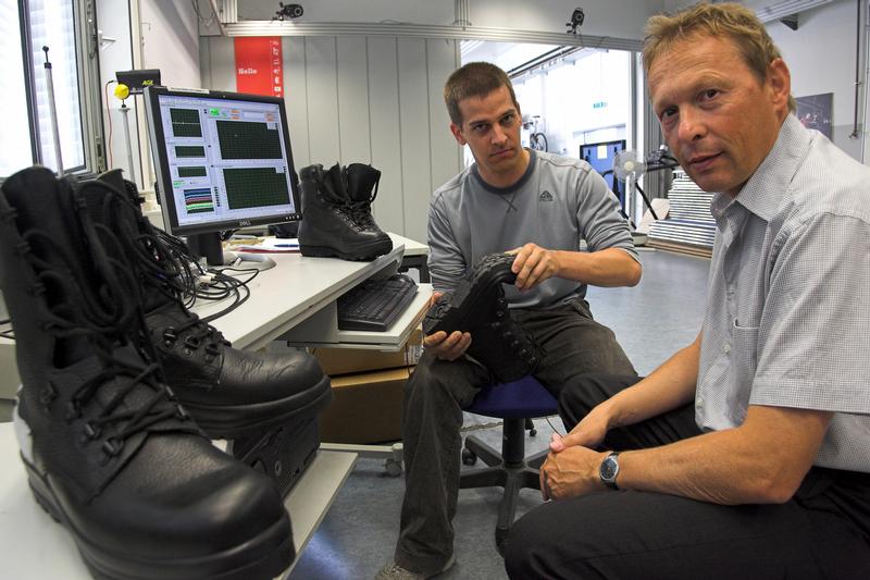 Prof. Dr. Thomas Milani (r.) und sein Mitarbeiter Dr. Christian Maiwald entwickeln einem Armeestiefel, der möglichst vielen Soldaten optimal passen soll und den unterschiedlichen Anforderungen beim Marschieren, Klettern und beim Stellungskampf gerecht wird.