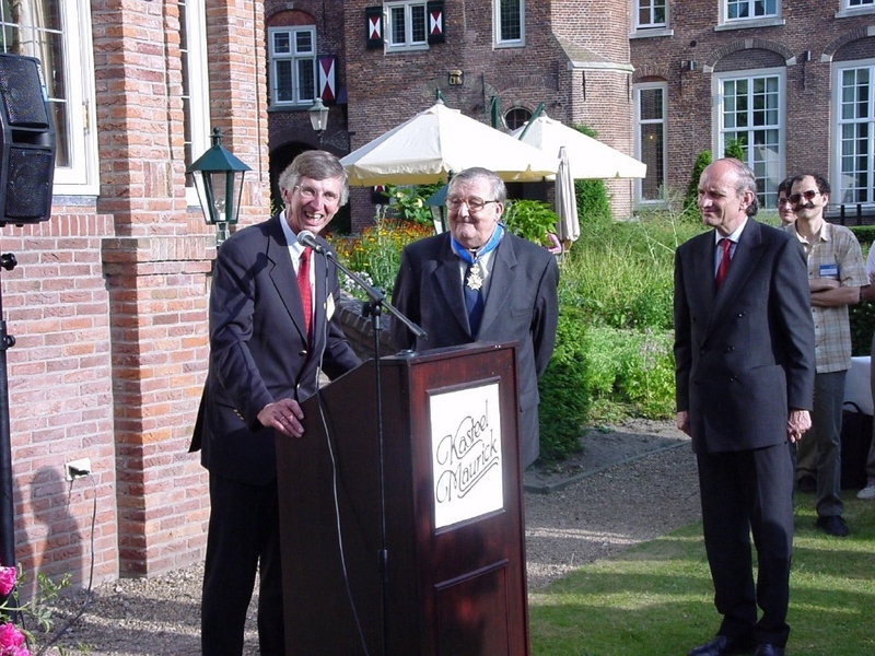 Übergabe des Ordens des niederländischen Löwens an Carl Petri (Mitte)