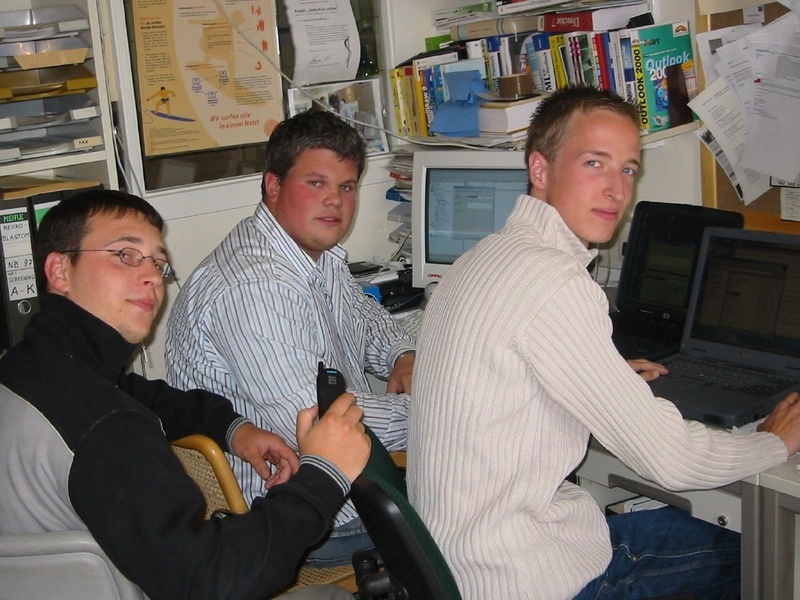 Jochen Rudolf, Kai Meder und David Hahn (von links nach rechts), Auszubildende bei der Firma Bechtle, halfen unentgeltlich, "Onko-Kids-Online" vor Hackern und Viren abzusichern. / Foto: Bechtle IT-Systemhaus