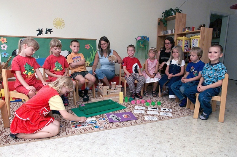 Im Jenaer Kindergarten "Knirpsenland" testen Erzieherin Annegret Vanheiden (M.) und Dipl.-Psych. Evelyn Rothe von der Uni Jena spielerisch ein Präventionsprogramm gegen Lese-Rechtschreibstörungen mit den "Knirpsen". (Foto: Scheere/FSU-Fotozentrum)