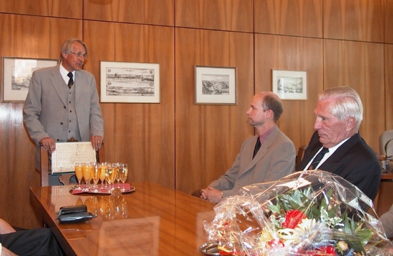 Professor Martin Vossiek (zweiter von links) mit dem Präsidenten Professor Ernst Schaumann (li.) und seinem Vorgänger im Amt, Professor Eike Mühlenfeld bei der Ernennung im Präsidium.