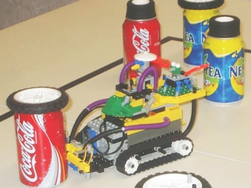 Im Projekt "Roboter-Programmierung" mussten programmierbare Lego-Roboter möglichst viele Cola-Dosen vom Tisch fegen. Mit elektronischen Augen, Berührungssensoren und einem ausgefeilten Steuerprogramm schafften die Schüler das Ruck-Zuck.
