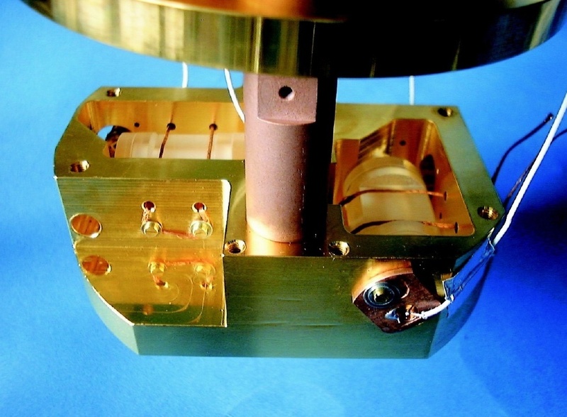 Herzstück des neuen Michelson-Morley Experiments: Vergoldete Halterung mit zwei optischen Resonatoren aus Saphir