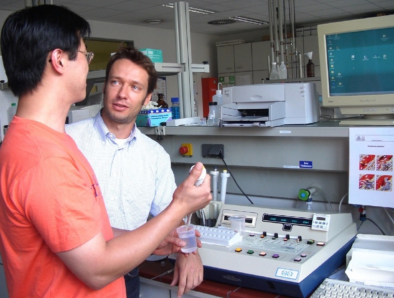 Dr. Alexander Lee (links) und Dr. Werner Schmid bestimmen mit Hilfe des Aggregometers die Aktivität der Thrombozyten im Blut, die bei Atherosklerose besonders hoch ist.   Foto: Sell/FH Jena
