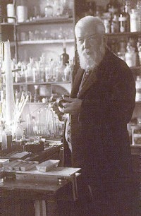 Wilhelm Ostwald am Labortisch in Großbothen (um 1925)