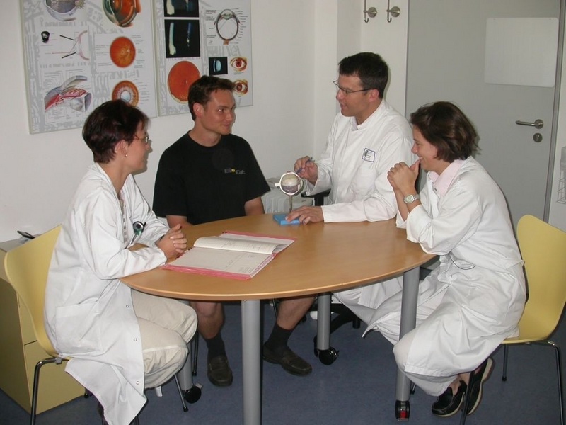 Augenärzte und Rheumatologen bei der gemeinsamen Sprechstunde im Uveitiszentrum. / Foto: Universitätsklinikum Heidelberg