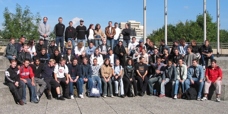 Gruppenbild der neuen Auszubildenden der RUB (48 von 53 und Ausbildungsleiter Frank Rous, oben links)