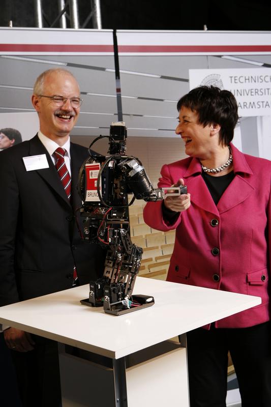 HighTech und Kompetenz: Bundesjustizministerin Brigitte Zypries, Prof. Hans Jürgen Prömel, Präsident der TU Darmstadt - und "Bruno", der humanoide Roboter der TU Darmstadt