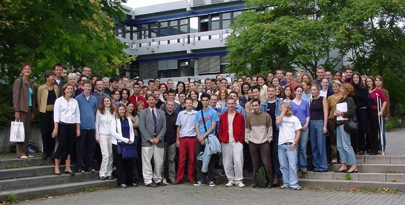Internationale Studierende des Sommerkurses 2003 "Deutsche Sprache und Kultur" mit Baldur Veit (1. Reihe), Leiter des Akademischen Auslandsamts, und Lehrkräften