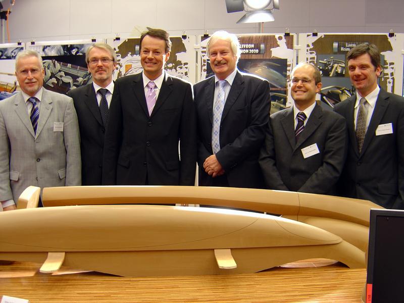 v.l.: Die beiden Vizepräsidenten Gerhard Gruhler und Harald Dallmann, Ministerialdirektor Klaus Tappeser, MWK Baden-Württemberg, Hochschulpräsident  Peter Nieß, die beiden wissenschaftlichen Leiter des RRI Prof. Dr. Stephan Seiter und Prof. Dr. Bernd Thomas