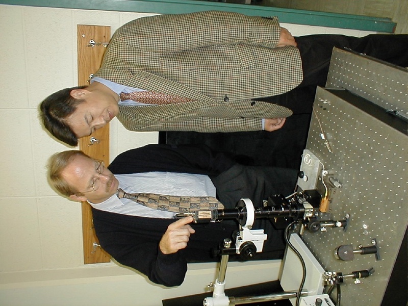 Prof. Dr.-Ing. Lianxiang Yang (links) und Prof. Dr.-Ing. Michael Schuth diskutieren an der Universität in Detroit über ein laseroptisches Messverfahren