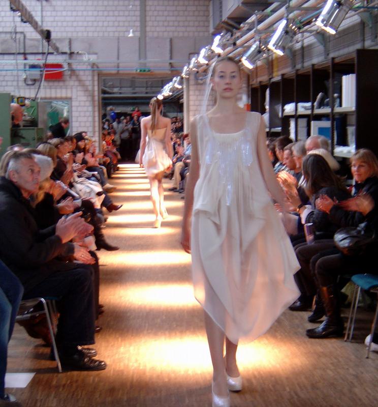 Modenschau mit "seelenkleid"-Modellen von Ella Haberlach