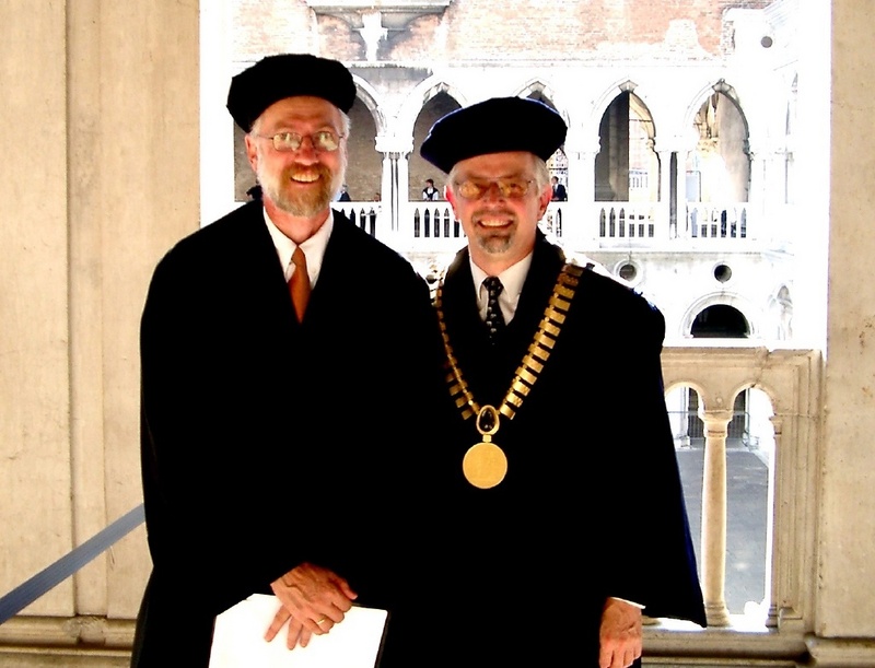 Bochumer Verantwortung in Venedig: Prof. Horst Fischer (links) und Prof. Gerhard Wagner (Rektor der RUB)