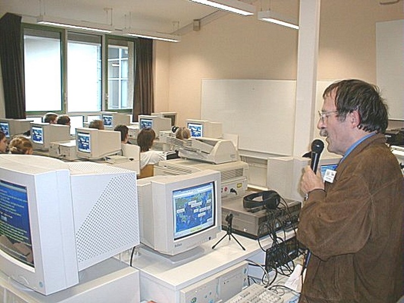 Multimedia statt Wandkarte: Innovativer Geograpieunterricht am Gymnasium Gröbenzell (Foto: Gymnasium Gröbenzell 2003)