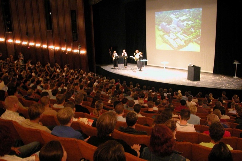Volles Haus im Bochumer Schauspielhaus: den Erstsemestern der FH wurde Informatives und Unterhaltsames geboten.