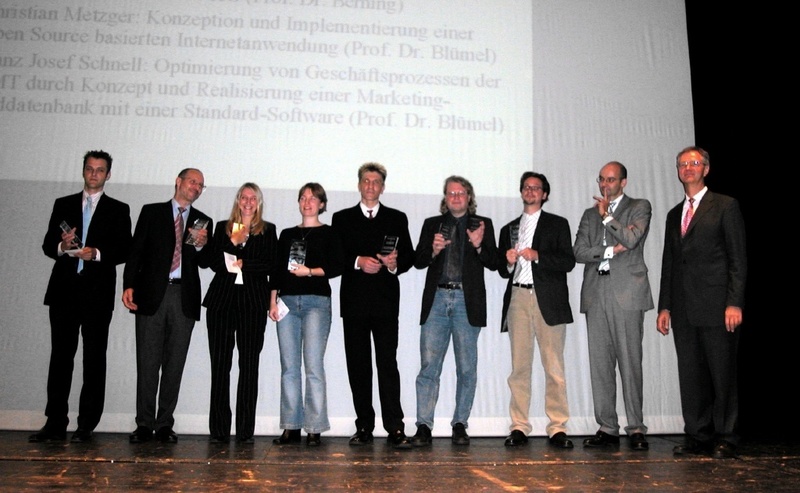 Gruppenbild mit Transferpreis: Fünf Studierende und ihre Betreuer wurden von der KarstadtQuelle New Media AG ausgezeichnet.