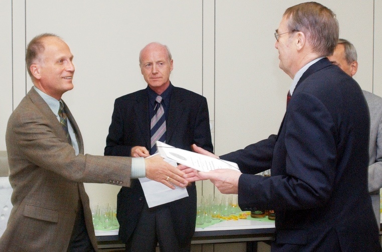 Prof. Dr. Dr. Hans-Günther Sonntag (rechts) überreicht die Urkunde an Dr. Horst Baumann. Im Hintergrund Privatdozent Dr. Armin Wiesemann. / Foto: Medienzentrum des Universitätsklinikums Heidelberg.
