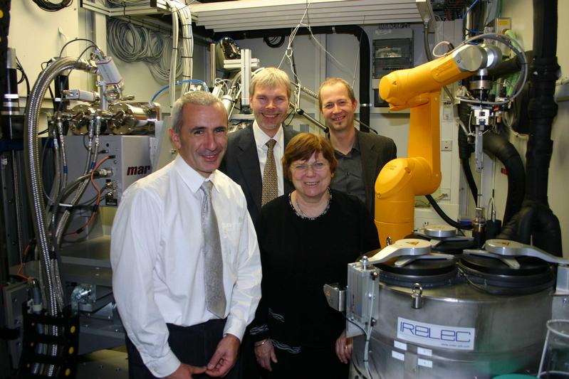 Die Preisträger Vicente Rey Bakaikoa und Dr. Olof Svensson mit Prof. Dr. Sine Larsen (ESRF) und Dr. Uwe Müller (HZB, BESSY II) vor dem automatisierten Messplatz bei BESSY II (von links nach rechs)