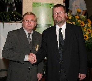 Prof. Dr. Werner Schmidt (links) übergibt das Präsidentenamt an Prof. Dr. Bernd Strauß.