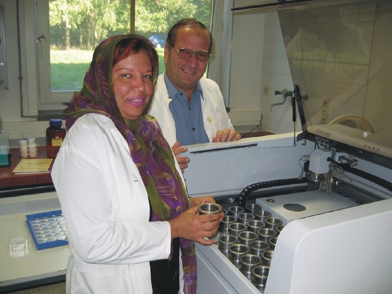 Ägyptische Gastwissenschaftler/innen bei der Inhaltsstoffbestimmung am Röntgenspektrometer