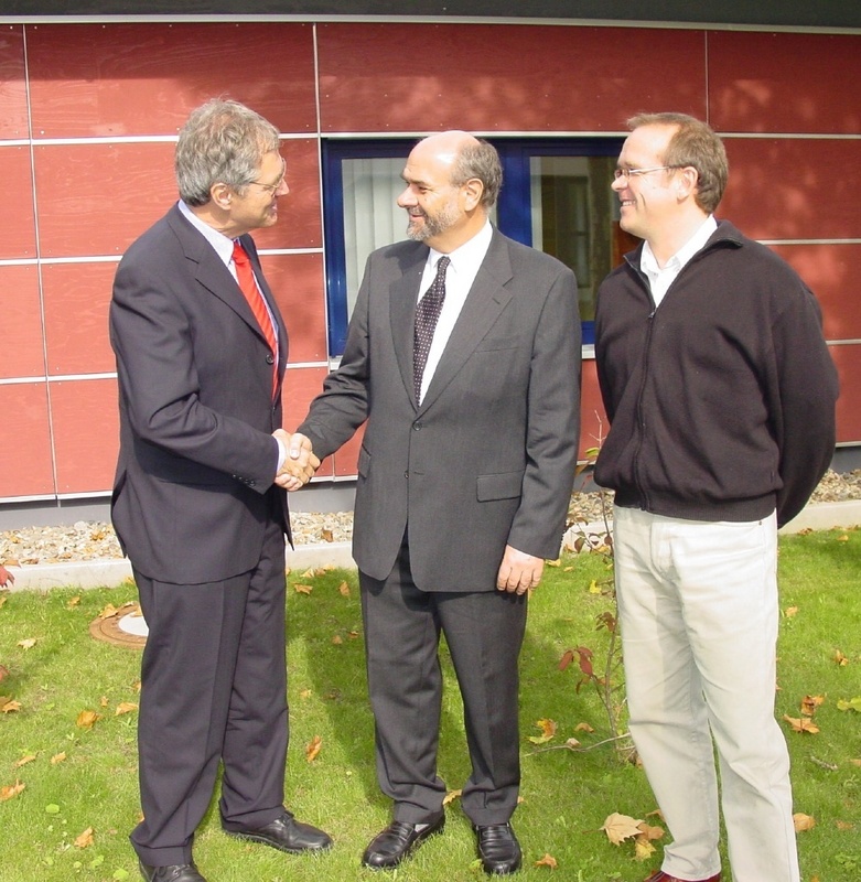 FH-Rektor Prof. Dr. Rainer Dudziak (links) und Dekan Prof. Dr. Nolting gratulieren Dr. Schitthelm.