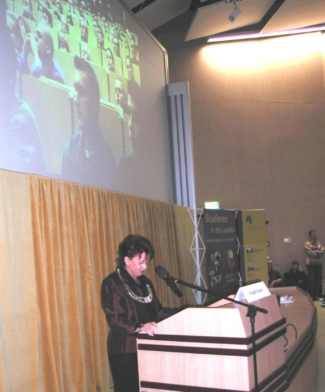 FHL-Präsidentin Brigitte Klotz begrüßte die Studierenden an beiden Standorten per Videokonferenzschaltung. Foto: Witzmann/ FHL