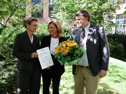 Zum bestandenen Examen gratulieren der ersten Krefelder Gesundheits-Ökonomin Birgit Fifer (Mitte) ihre Diplom-Betreuerin Prof. Dr. med. Saskia Drösler und Dekan Prof. Dr. Ulrich Hemmert