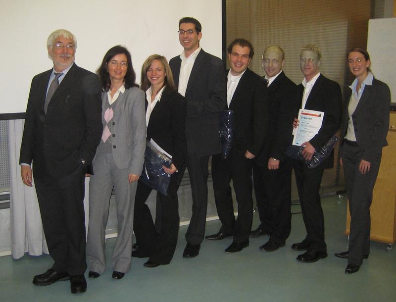 Jurymitglieder Prof. Dr. Hans-Peter Baumeister (li) und Christine Decker(2.v.li) mit dem Siegerteam Innomedical und der Kursleitung Carsten Funk (3.v.re) und Annegret Jennewein (re)