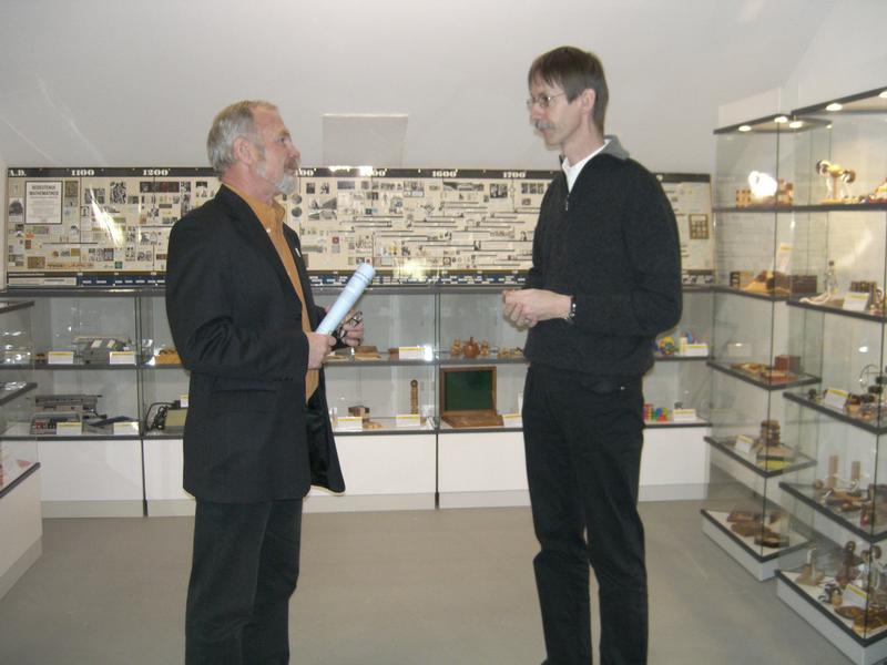 Prof. Tittmann (r.) vor der Ausstellung