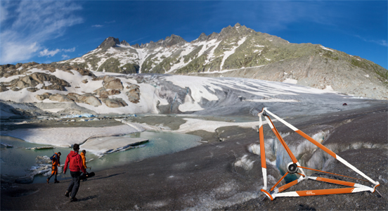 Modell des Forschungsroboters TriBot und Rhonegletscher