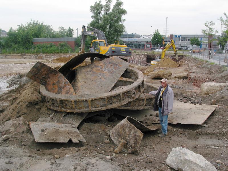 Kruppsche Gussstahlfabrik: Ausgebaggerte Spannringe 