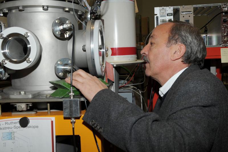 Prof. Dr. Werner Wesch an einem der Jenaer Teilchenbeschleuniger.