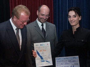 Den Preis an Änne Lazarus überreichten für die Chemiker-Fachgruppe Prof. Dr. Adler (links) von der Universität Dresden und Dr. Klostermann von der DuPont-Unternehmensgruppe