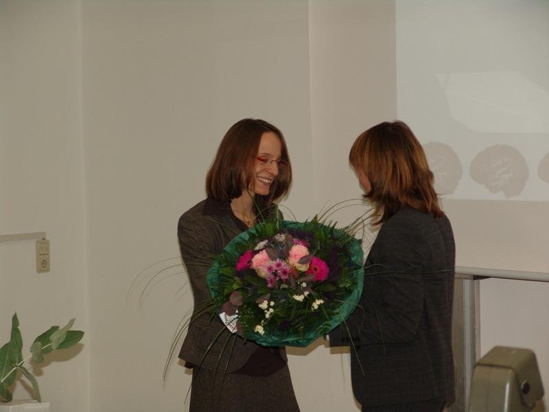 Prof. Dr. Tanja Grewe wird von Prodekanin Dr. Mieke Wasner beglückwünscht