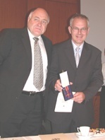 Dr. Peter Hetzel (rechts) neben Rezzo Schlauch bei der Ehrung. Das Foto kann als druckfähige Datei (300 dpi) bei der Presse- und Öffentlichkeitsarbeit der PTB bezogen werden.