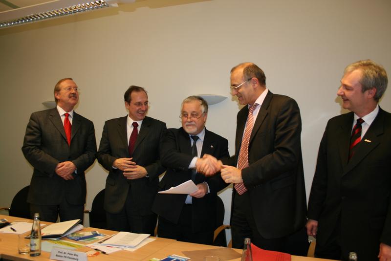 Foto  v.l.n.r: Dr. Klaus Rave ( Investitionsbank Schleswig-Holstein), Jost des Jager (Wissenschaftsstaatssekretär Schleswig-Holstein), Prof. Dr. Peter Boy (Rektor der FH Flensburg), Prof. Dr. Hans-Jürgen Block (Vorstand der Innovationsstiftung Schleswig-Holstein), Stefan Brumm (Vorstandsmitglied der Innovationsstiftung Schleswig-Holstein und Leiter der Unternehmensentwicklung bei der E.ON Hanse AG)                          