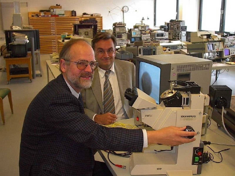 Über das rund 30.000 Euro teure Lichtwellenleiter-Mikroskop freut sich Laborleiter Prof. Dr. Ulrich Sandkühler (links). Übereicht wurde es von Uwe Pitzul (rechts), der früher selber einmal an der Fachhochschule studierte