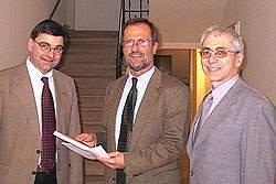 Das Bild zeigt (von links): Prof. Michael Matheus, der 1. Vorsitzende des Instituts und Universitätspräsident Prof. Dr.Josef Reiter übergeben die neueste Publikation an Landtagspräsident Christoph Grimm