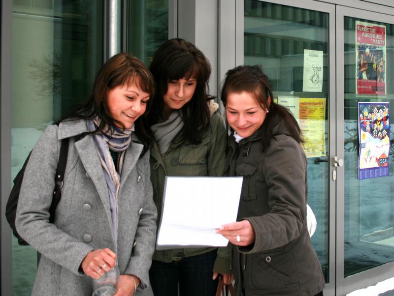 Studieninteressentinnen aus Dresden vor dem neuen Laborgebäude Biotechnologie.