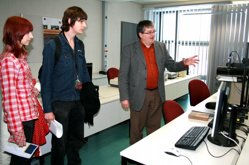 Studiendekan Prof. Dr. Martin Weigert (re.) führte durch das neue Laborgebäude Informatik.