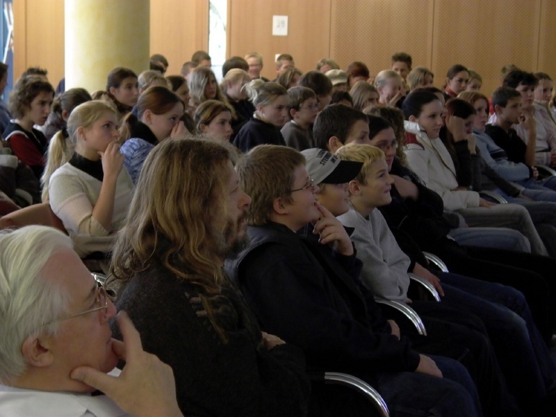 Volle Konzentration bei den Schülerinnen und Schülern während der Live-Übertragung einer Lungenspiegelung