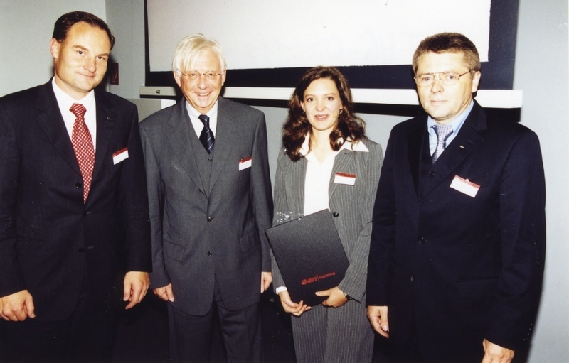 Die Geschäftsführer von "EonEngineering", Jörn-Erik Mantz (l.) und Gerhard Seibel (r.), sowie Prof. Dr. Rainer Braun (2.v.l.) von der Fachhochschule Gelsenkirchen gratulierten Annick Tamm (2.v.r.)zum Energie- und Umweltpreis. Foto: Eon Engineering