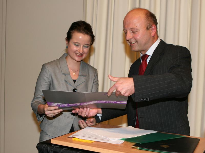 Prorektor Professor Dr. Michael Pfeffer überreicht Sera Maria Hehn den DAAD-Preis 2008