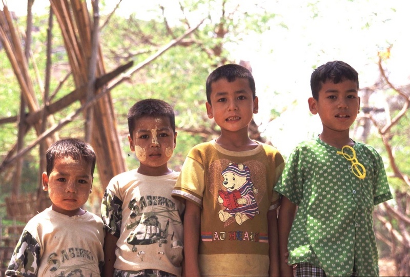 Vier Jungs in dem Örtchen Mingun, Birma. / Foto: Stephan Kärcher