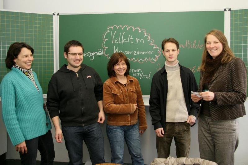 Projektmitarbeiterin E. Németh und die Förderlehrer L. Fleischer, P. Maile, S. Keefer, S. Ulrich (v.l.n.r.) im Gespräch über kulturelle Vielfalt im Klassenzimmer